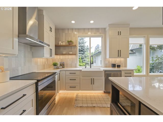 4322 Sw TERLYN Ct, Portland, OR 97221