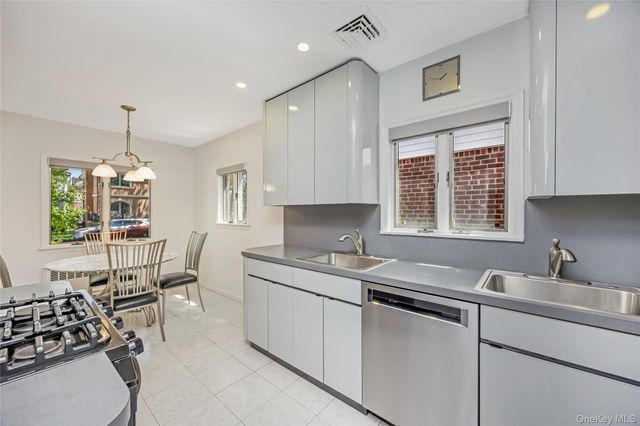 7528 170th Street, Fresh Meadows, NY 11366