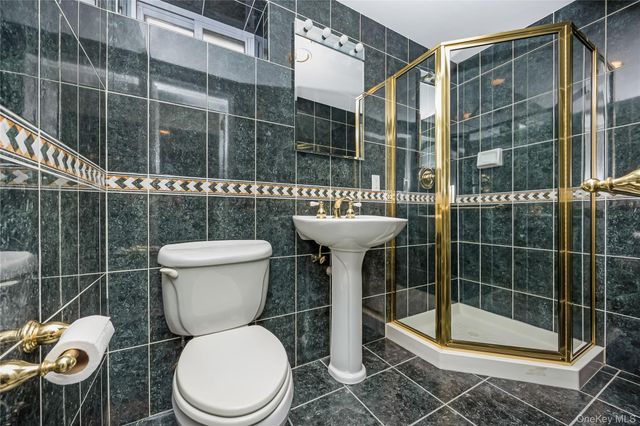 7528 170th Street, Fresh Meadows, NY 11366