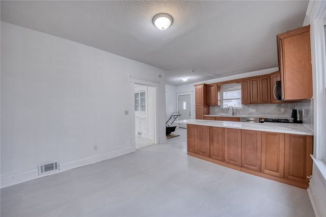 923 Adams St, New Castle, PA 16101