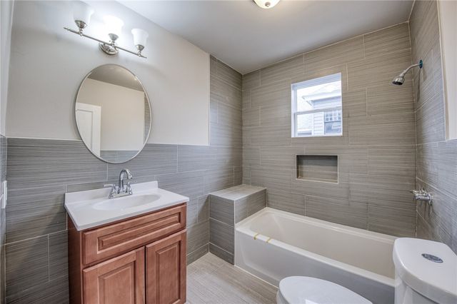 923 Adams St, New Castle, PA 16101