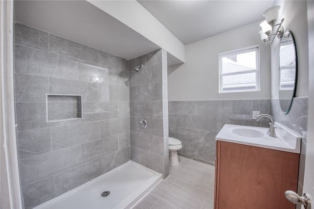 923 Adams St, New Castle, PA 16101