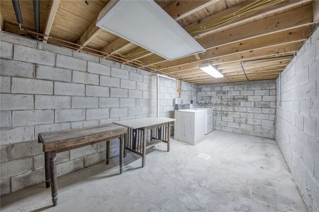 923 Adams St, New Castle, PA 16101