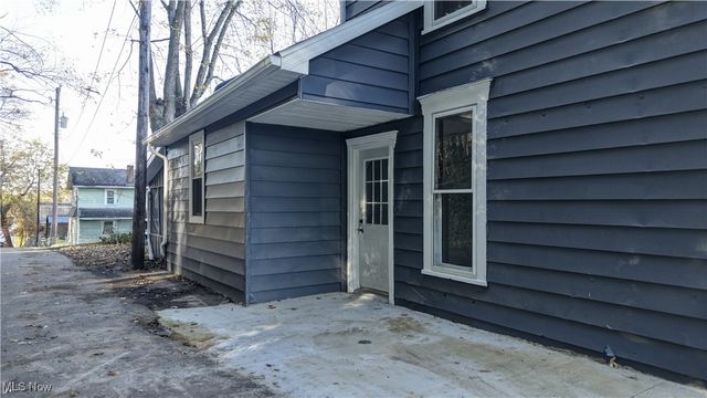 140 S Main Street, Uhrichsville, OH 44683