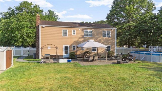 17 Nottingham Drive, Wheatley Heights, NY 11798
