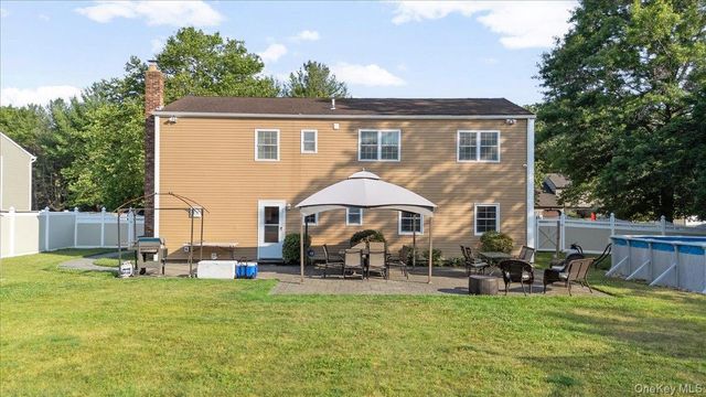 17 Nottingham Drive, Wheatley Heights, NY 11798