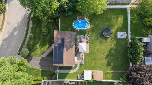 17 Nottingham Drive, Wheatley Heights, NY 11798