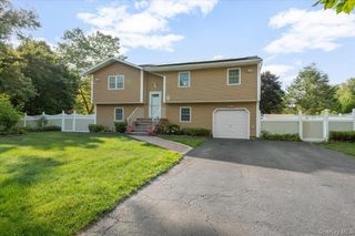 17 Nottingham Drive, Wheatley Heights, NY 11798