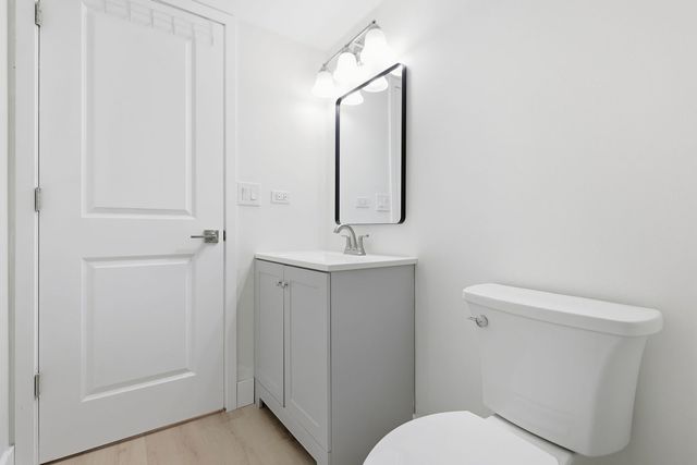 382 oak trails Road 301, Des Plaines, IL 60016