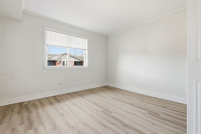 382 oak trails Road 301, Des Plaines, IL 60016