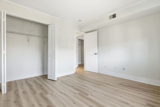 382 oak trails Road 301, Des Plaines, IL 60016