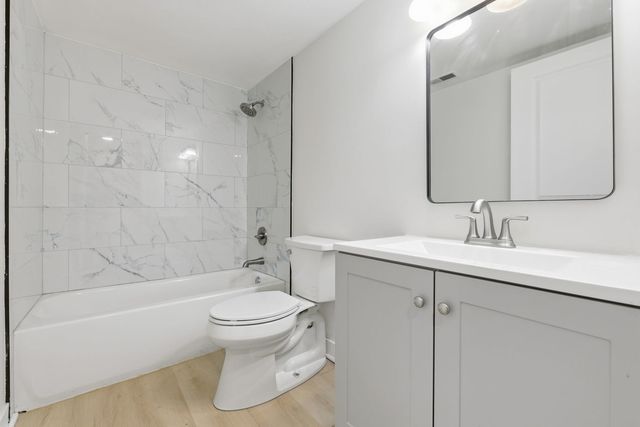 382 oak trails Road 301, Des Plaines, IL 60016