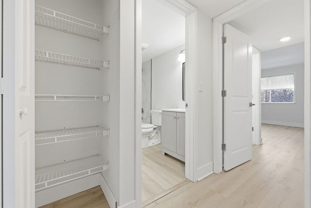 382 oak trails Road 301, Des Plaines, IL 60016