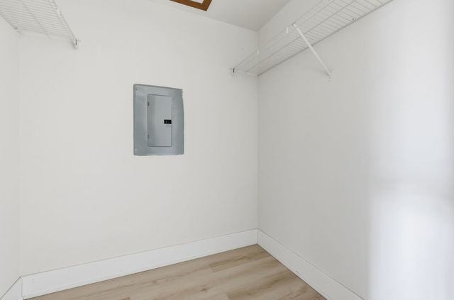 382 oak trails Road 301, Des Plaines, IL 60016