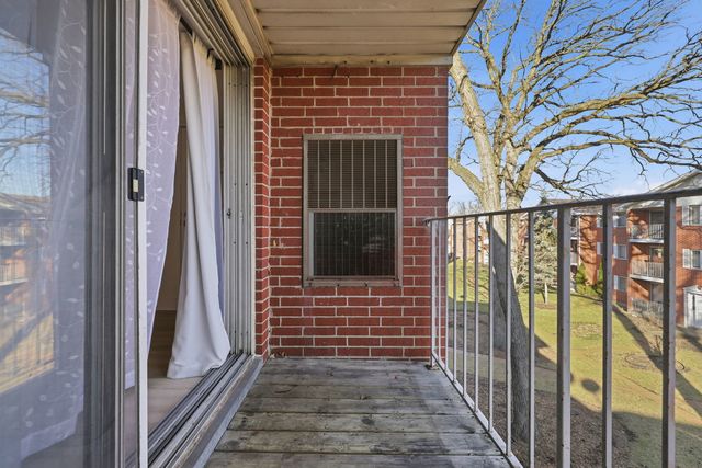 382 oak trails Road 301, Des Plaines, IL 60016