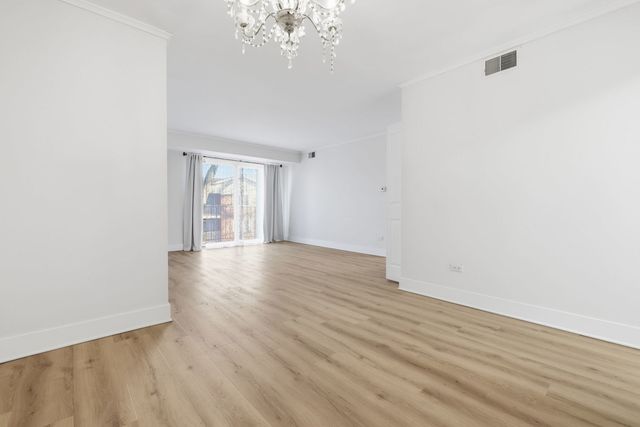 382 oak trails Road 301, Des Plaines, IL 60016