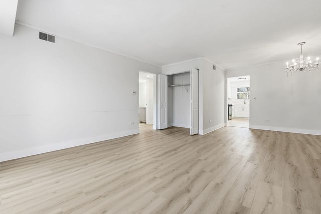 382 oak trails Road 301, Des Plaines, IL 60016