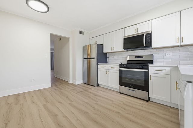 382 oak trails Road 301, Des Plaines, IL 60016