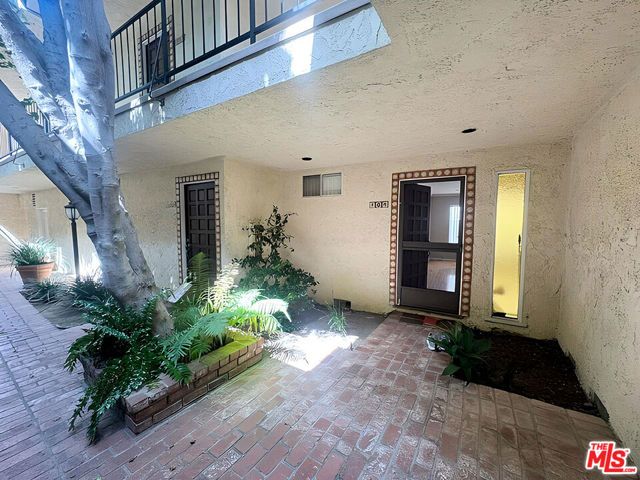 1323 S Carmelina Avenue 104, Los Angeles, CA 90025
