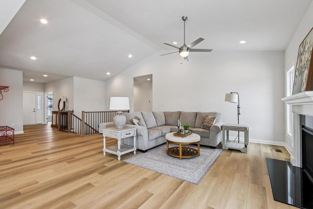 527 N Boulder Ridge DRIVE, Lake Geneva, WI 53147