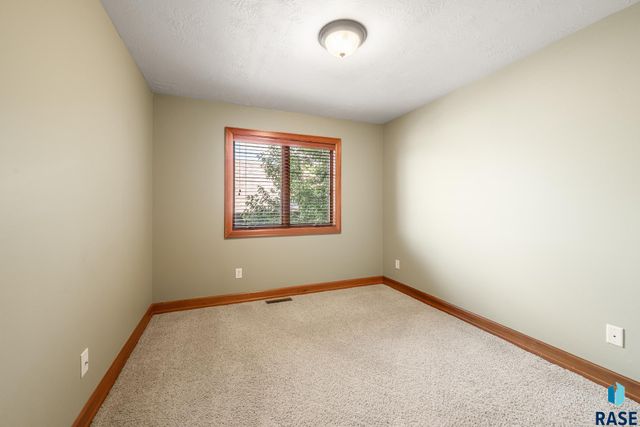800 W Glen Eagle St Street, Sioux Falls, SD 57108