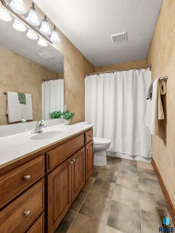 800 W Glen Eagle St Street, Sioux Falls, SD 57108