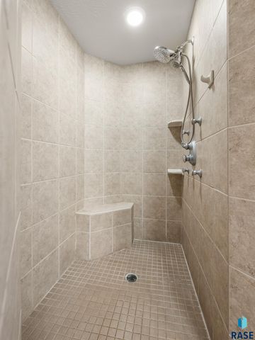 800 W Glen Eagle St Street, Sioux Falls, SD 57108