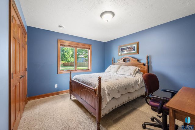 800 W Glen Eagle St Street, Sioux Falls, SD 57108