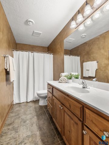 800 W Glen Eagle St Street, Sioux Falls, SD 57108