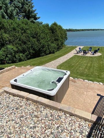 2201 Lakeshore DRIVE, Kansasville, WI 53139