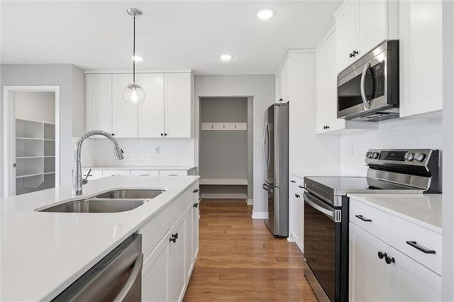 2113 SW Rutherford Drive, Lee's Summit, MO 64082