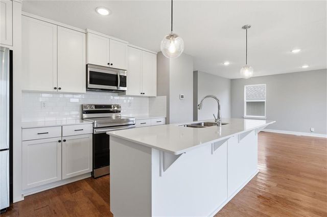 2113 SW Rutherford Drive, Lee's Summit, MO 64082