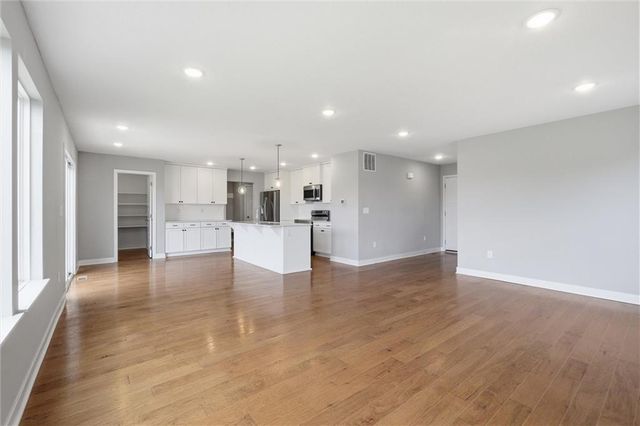 2113 SW Rutherford Drive, Lee's Summit, MO 64082