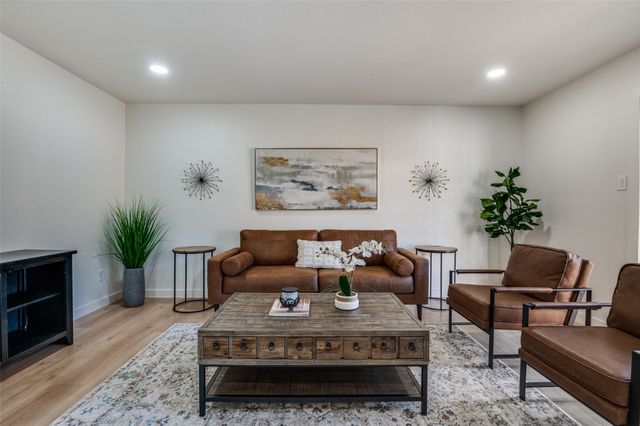 346 E Davis Circle, Duncanville, TX 75116