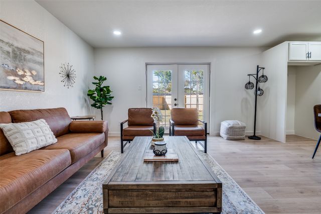 346 E Davis Circle, Duncanville, TX 75116