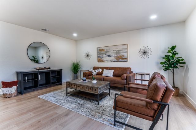 346 E Davis Circle, Duncanville, TX 75116