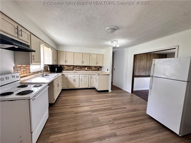 3738 Redmond Ridge Road, Gallipolis Ferry, WV 25515