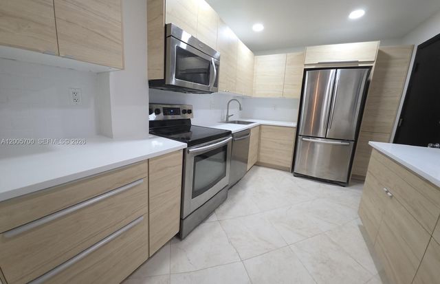 250 Galen Dr 32, Key Biscayne, FL 33149