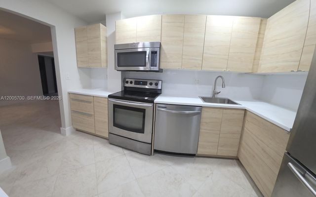 250 Galen Dr 32, Key Biscayne, FL 33149