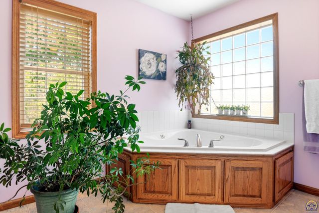 1526 SE 85th St, Wakarusa, KS 66546
