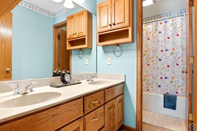 1526 SE 85th St, Wakarusa, KS 66546