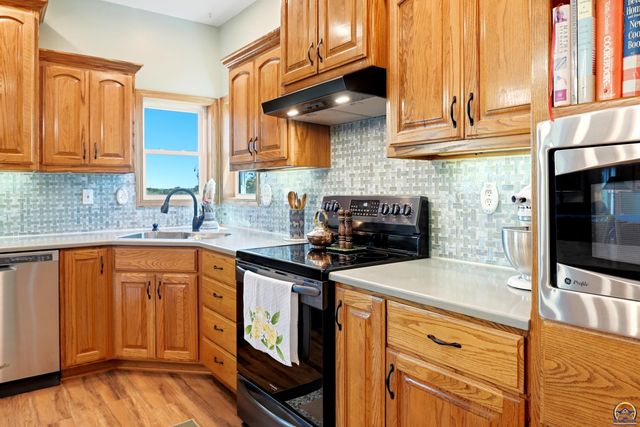 1526 SE 85th St, Wakarusa, KS 66546