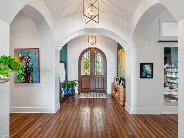 911 Aqua LN, Fort Myers, FL 33919