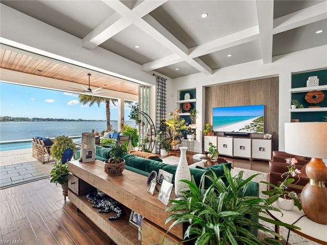 911 Aqua LN, Fort Myers, FL 33919