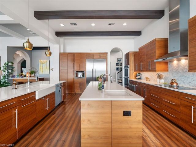 911 Aqua LN, Fort Myers, FL 33919