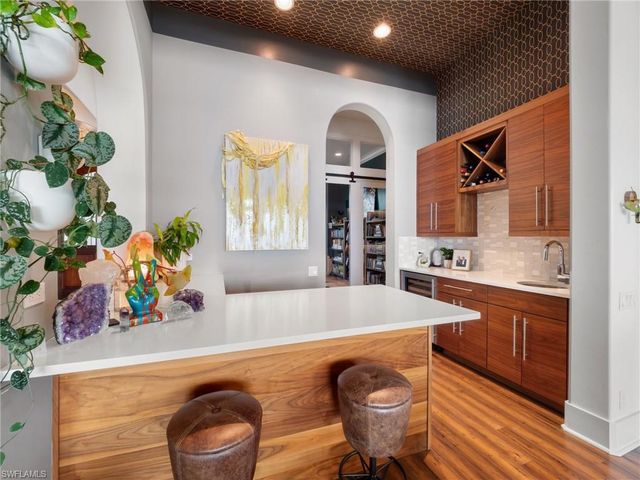 911 Aqua LN, Fort Myers, FL 33919