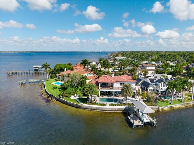 911 Aqua LN, Fort Myers, FL 33919