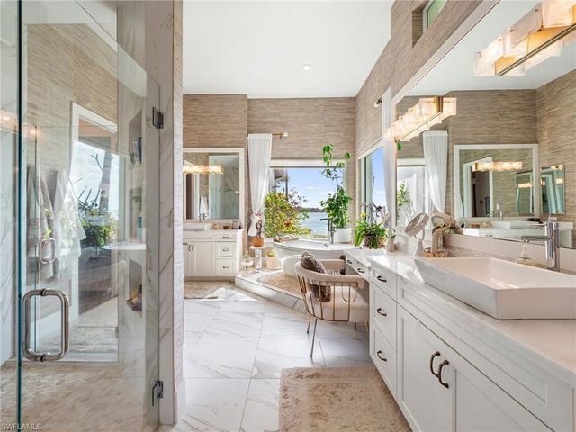 911 Aqua LN, Fort Myers, FL 33919