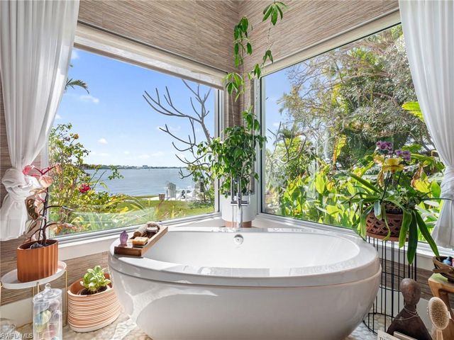 911 Aqua LN, Fort Myers, FL 33919