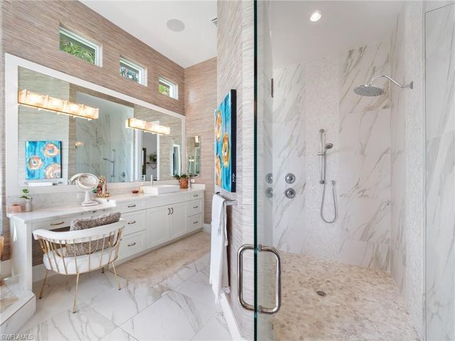 911 Aqua LN, Fort Myers, FL 33919